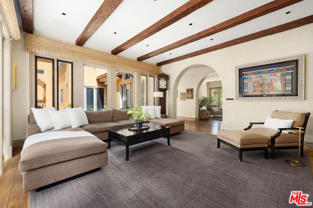 2719 Benedict Canyon Drive