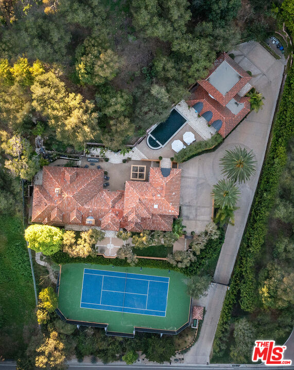 2719 Benedict Canyon Drive