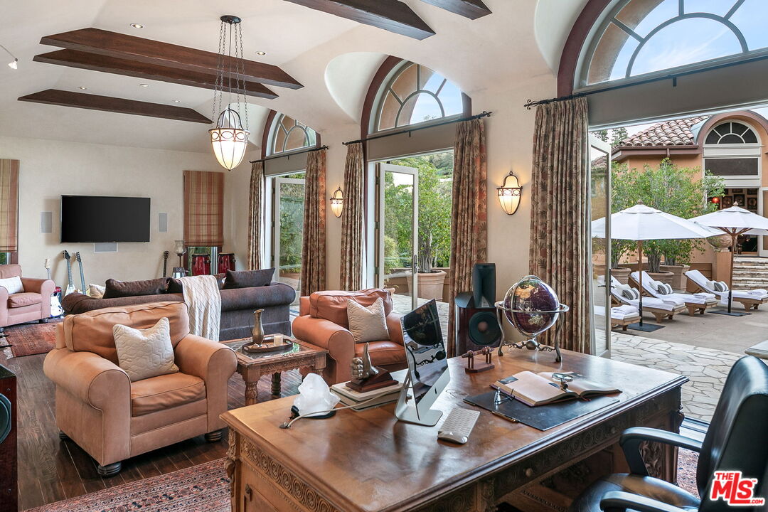 2719 Benedict Canyon Drive