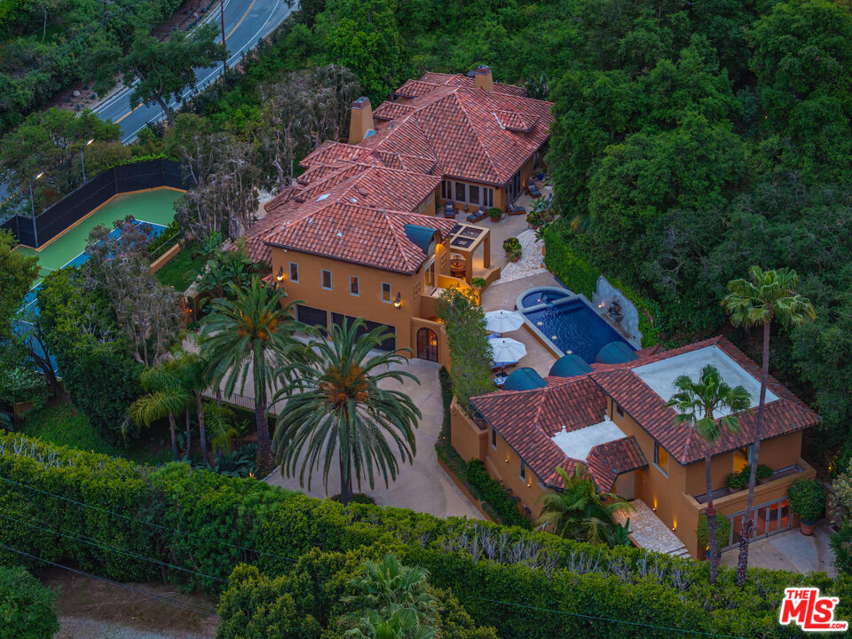 2719 Benedict Canyon Dr