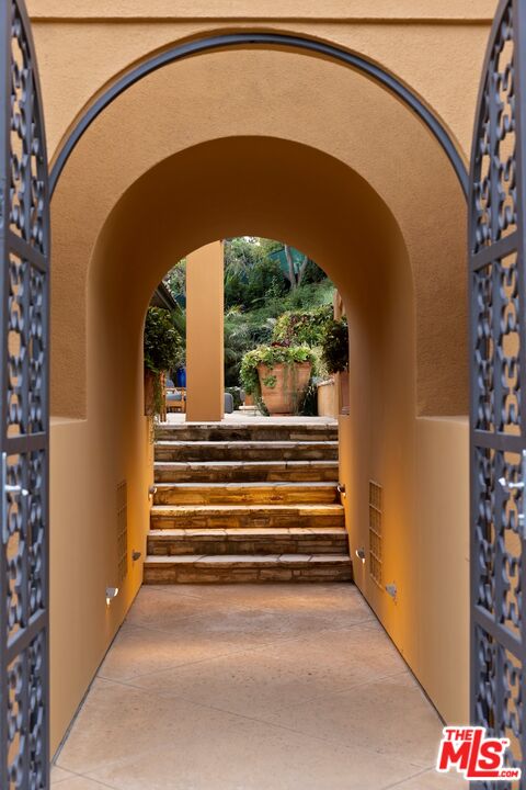2719 Benedict Canyon Drive