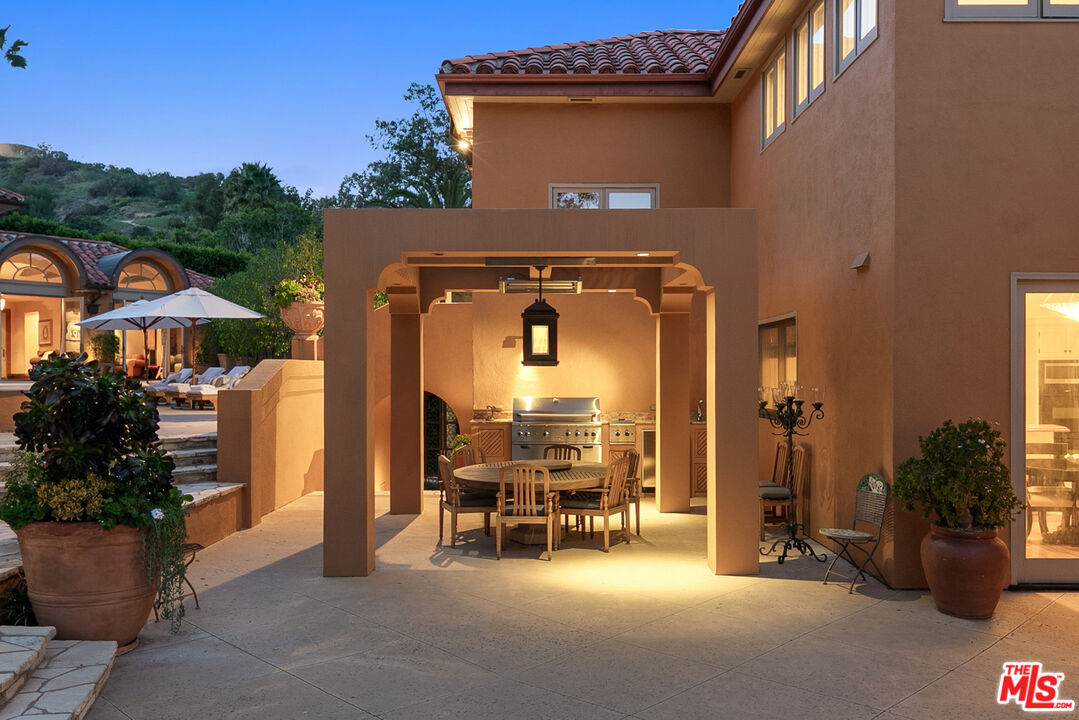 2719 Benedict Canyon Drive
