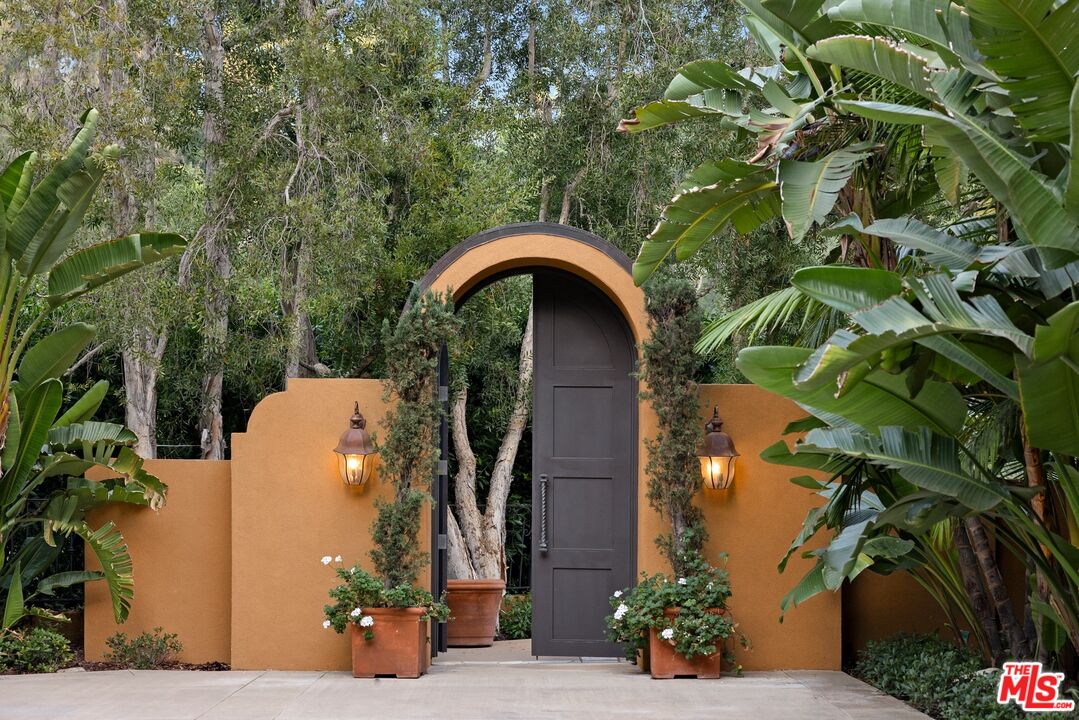 2719 Benedict Canyon Drive