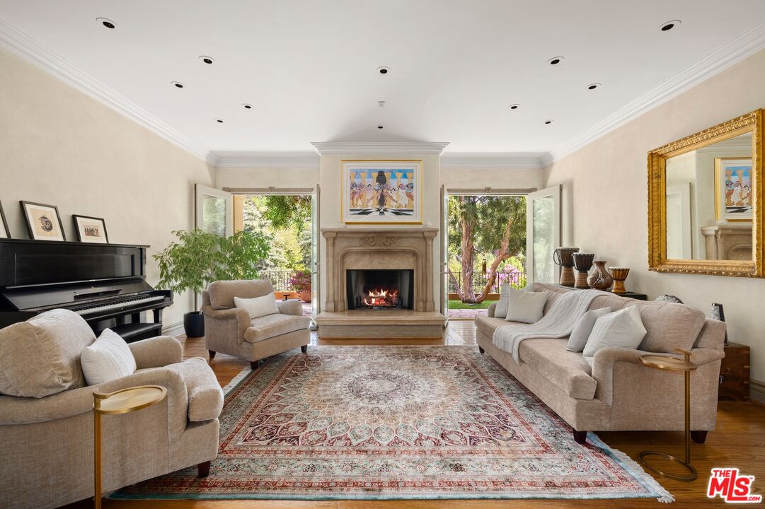 2719 Benedict Canyon Drive
