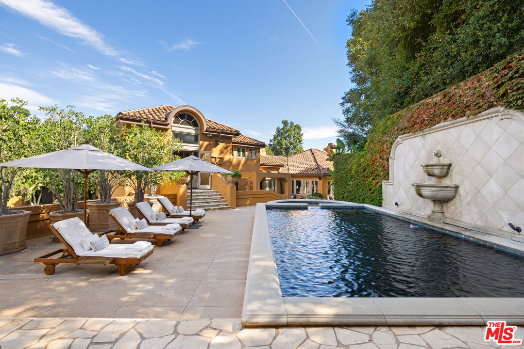 2719 Benedict Canyon Drive