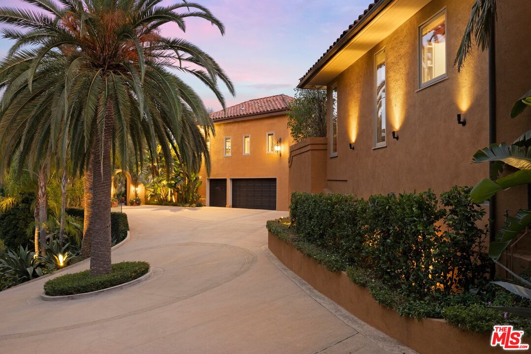 2719 Benedict Canyon Drive