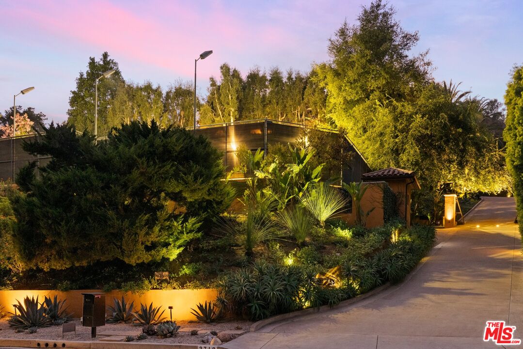 2719 Benedict Canyon Drive