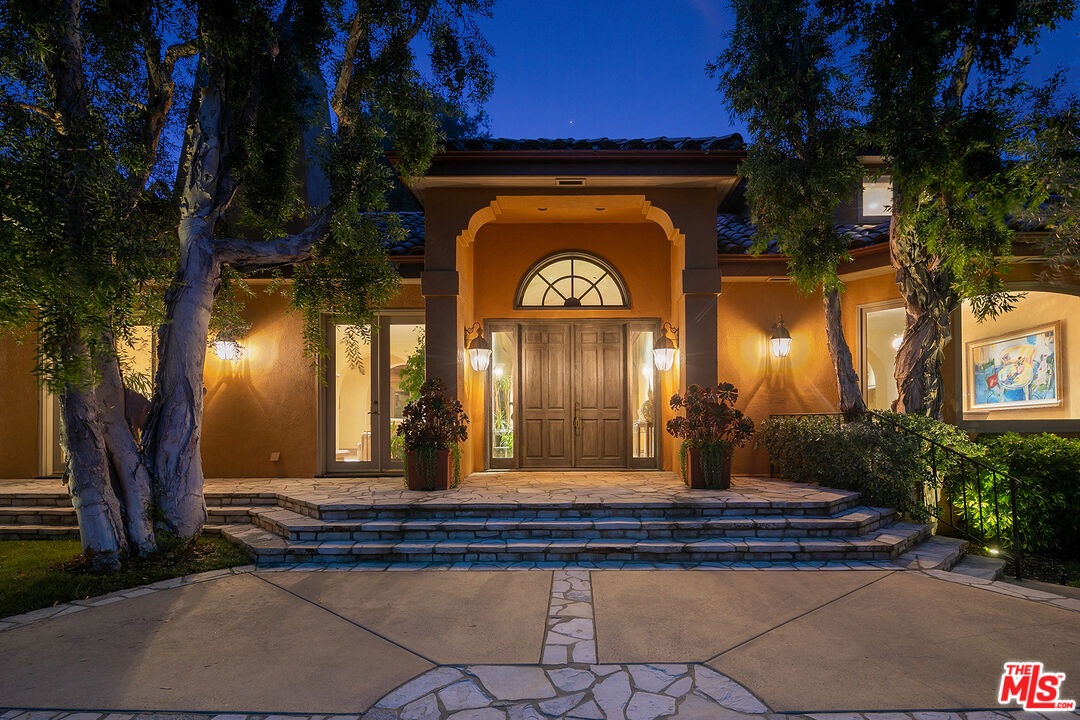 2719 Benedict Canyon Drive