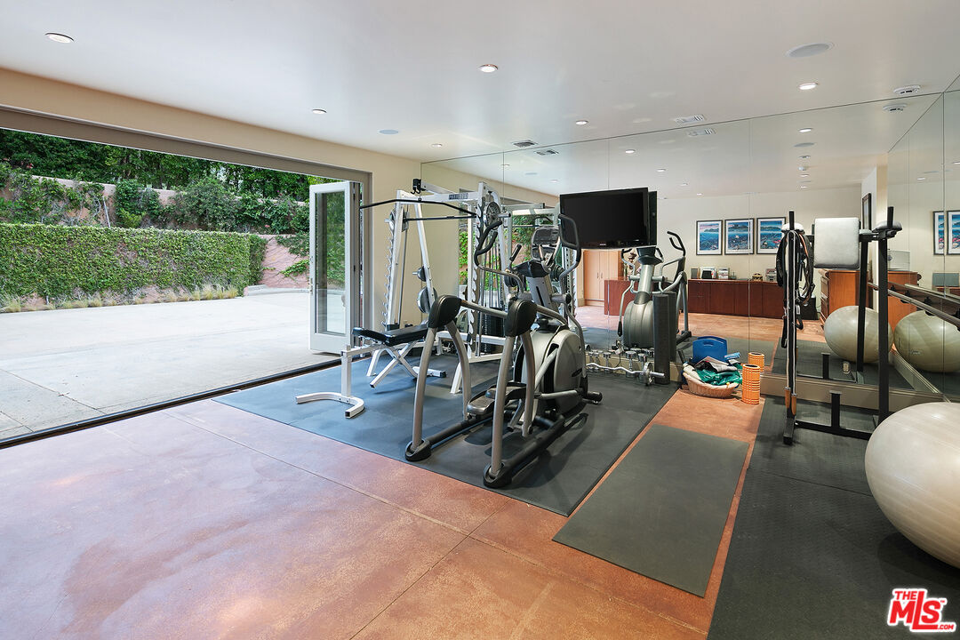 2719 Benedict Canyon Drive
