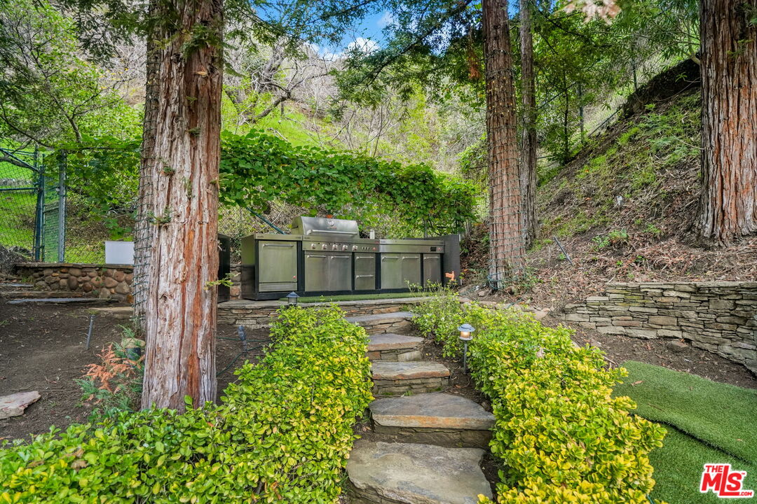 2350 Benedict Canyon Dr