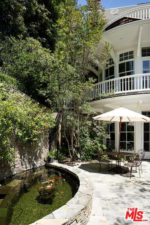 2041 Mandeville Canyon Road