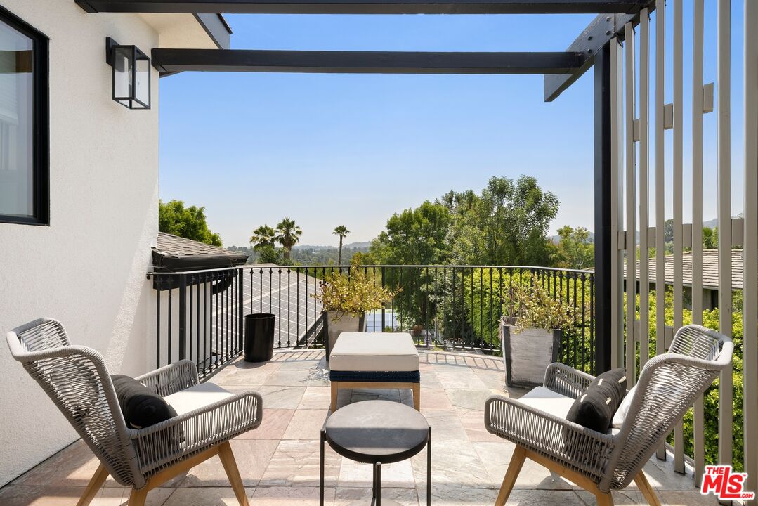 16820 Oak View Drive