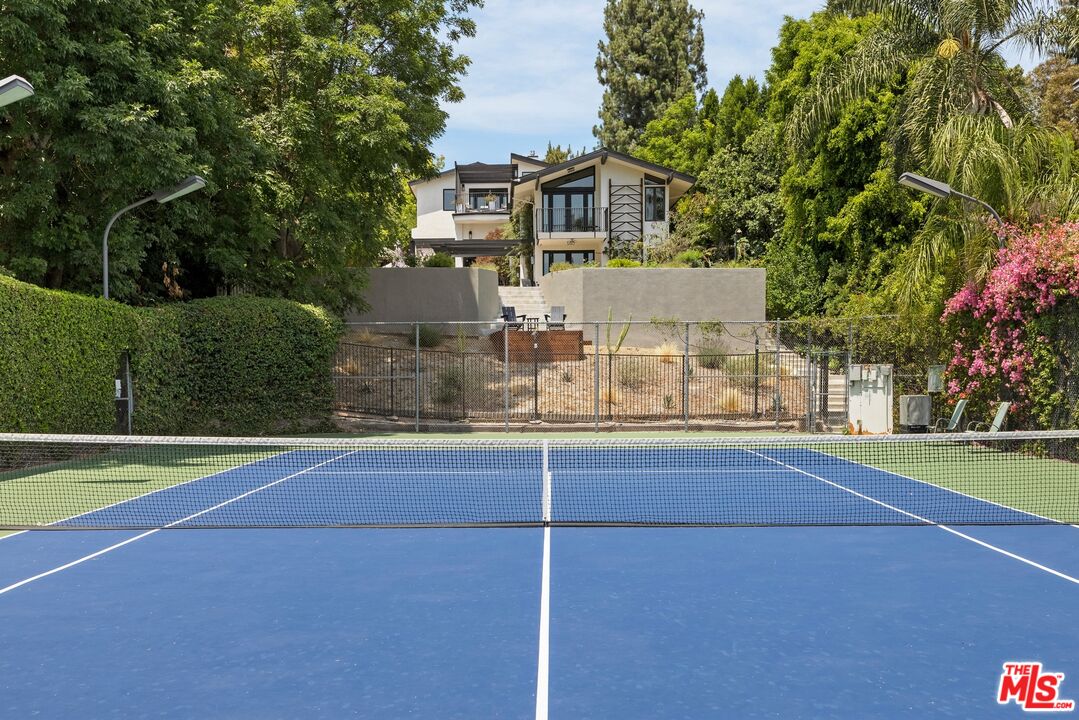 16820 Oak View Drive