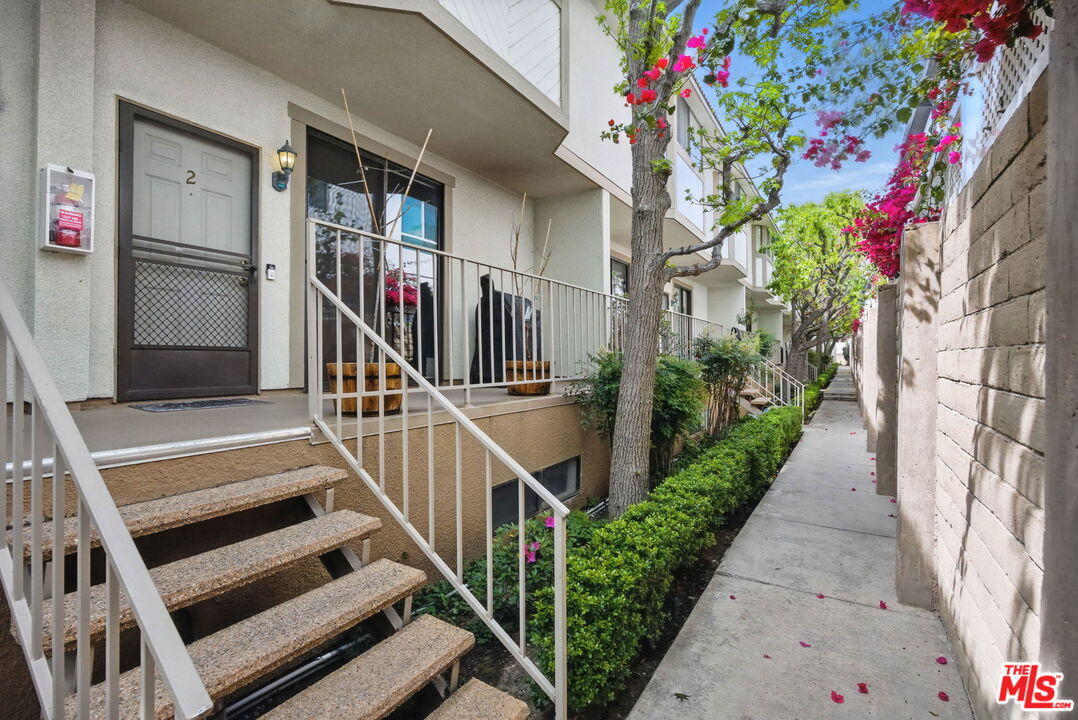10229 Variel Ave Unit: 2