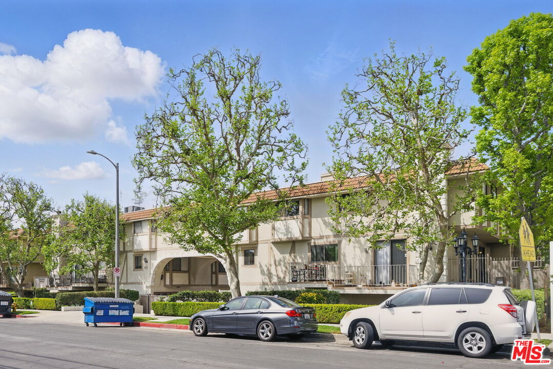 10229 Variel Ave Unit: 2