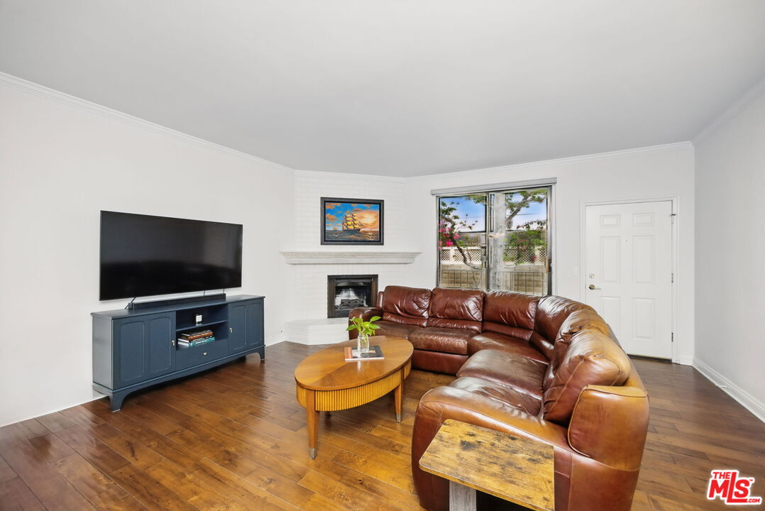 10229 Variel Ave Unit: 2