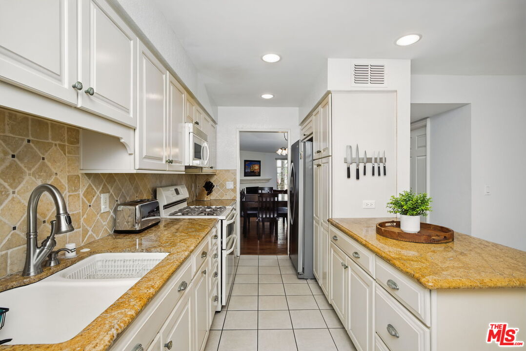 10229 Variel Ave Unit: 2