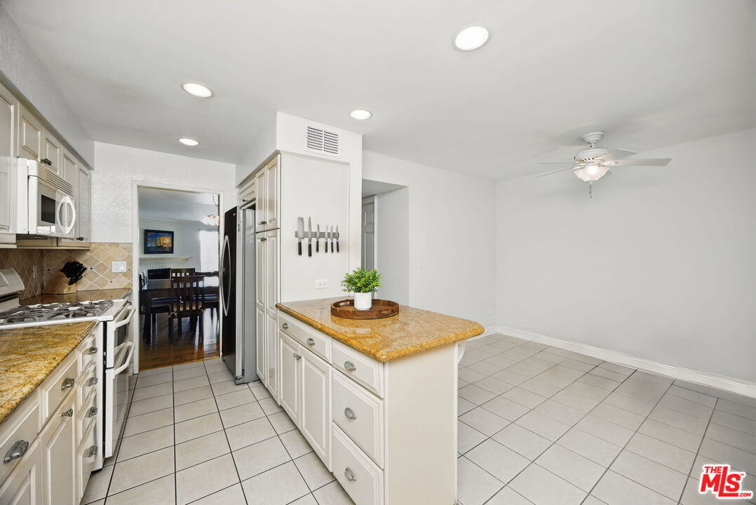 10229 Variel Ave Unit: 2