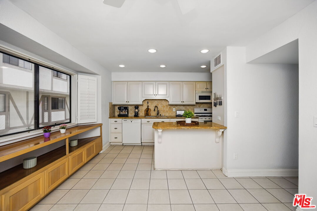 10229 Variel Ave Unit: 2