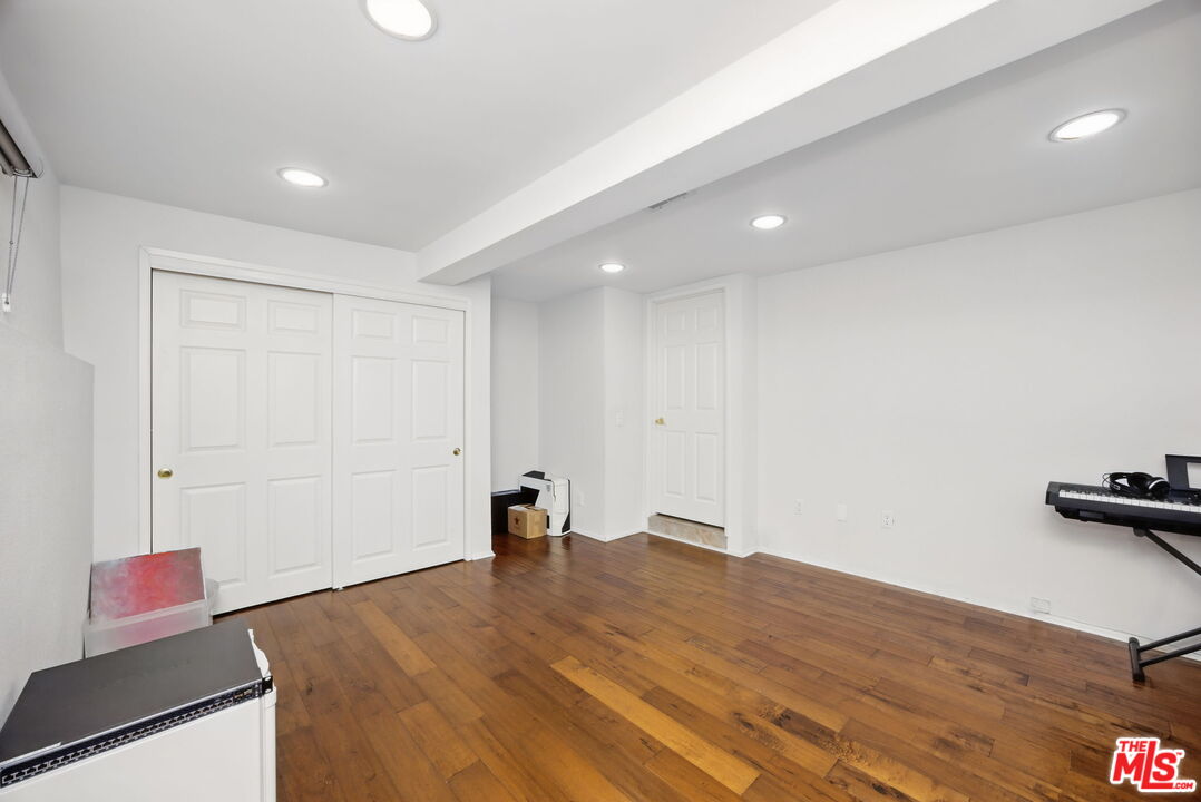 10229 Variel Ave Unit: 2