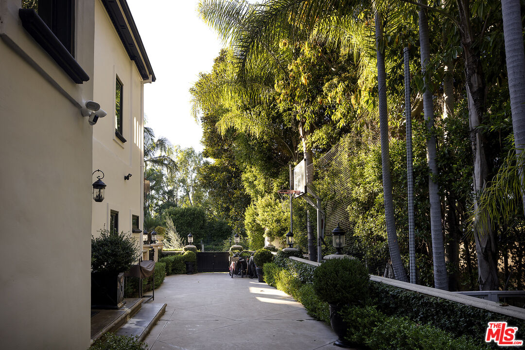 531 S. Rossmore Avenue