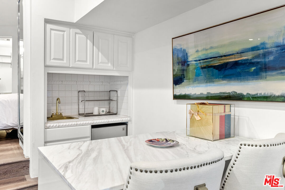 2350 Benedict Canyon Dr