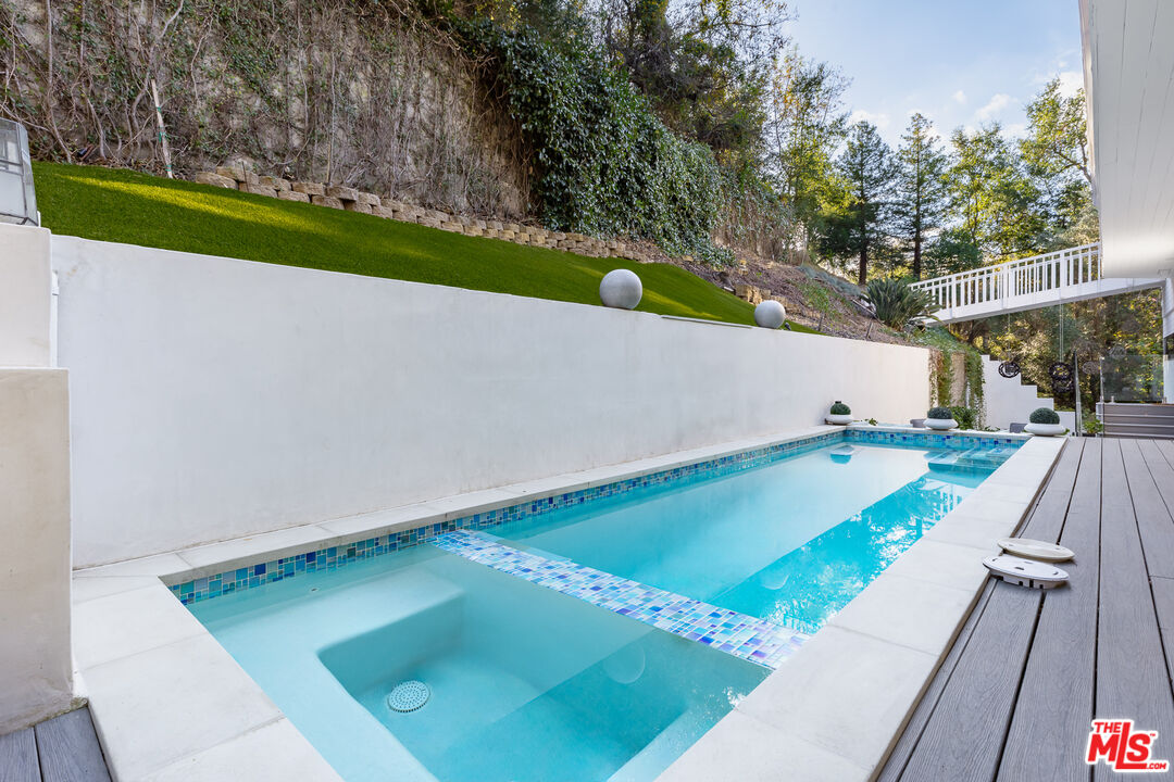 2350 Benedict Canyon Dr