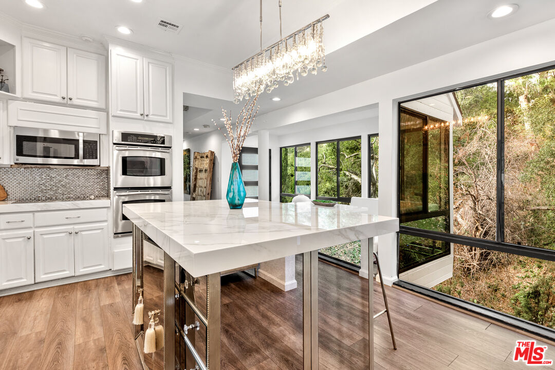 2350 Benedict Canyon Dr