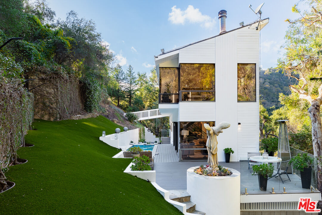 2350 Benedict Canyon Dr