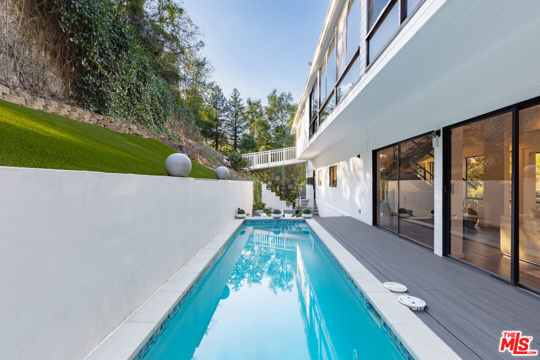 2350 Benedict Canyon Dr