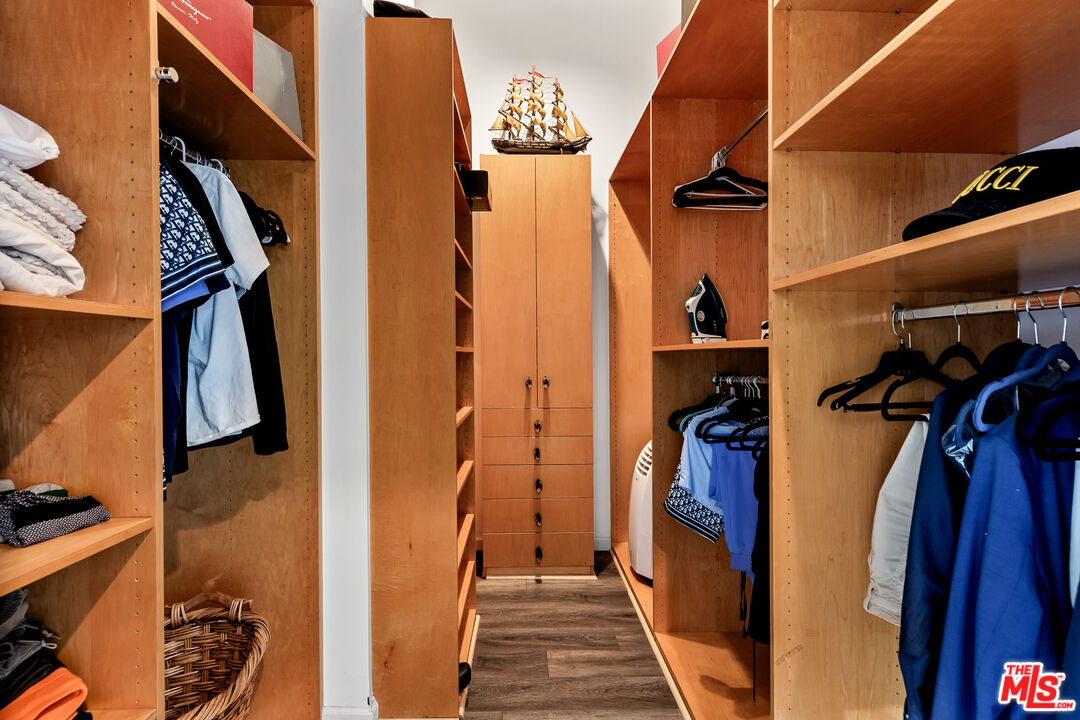 2350 Benedict Canyon Dr