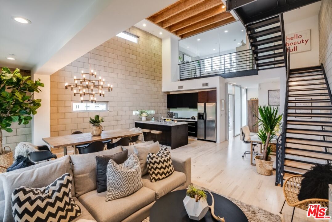 3450 Cahuenga Blvd Unit: 101