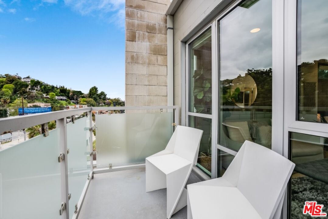 3450 Cahuenga Blvd Unit: 101