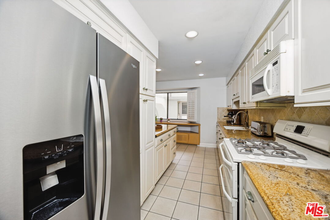 10229 Variel Ave Unit: 2