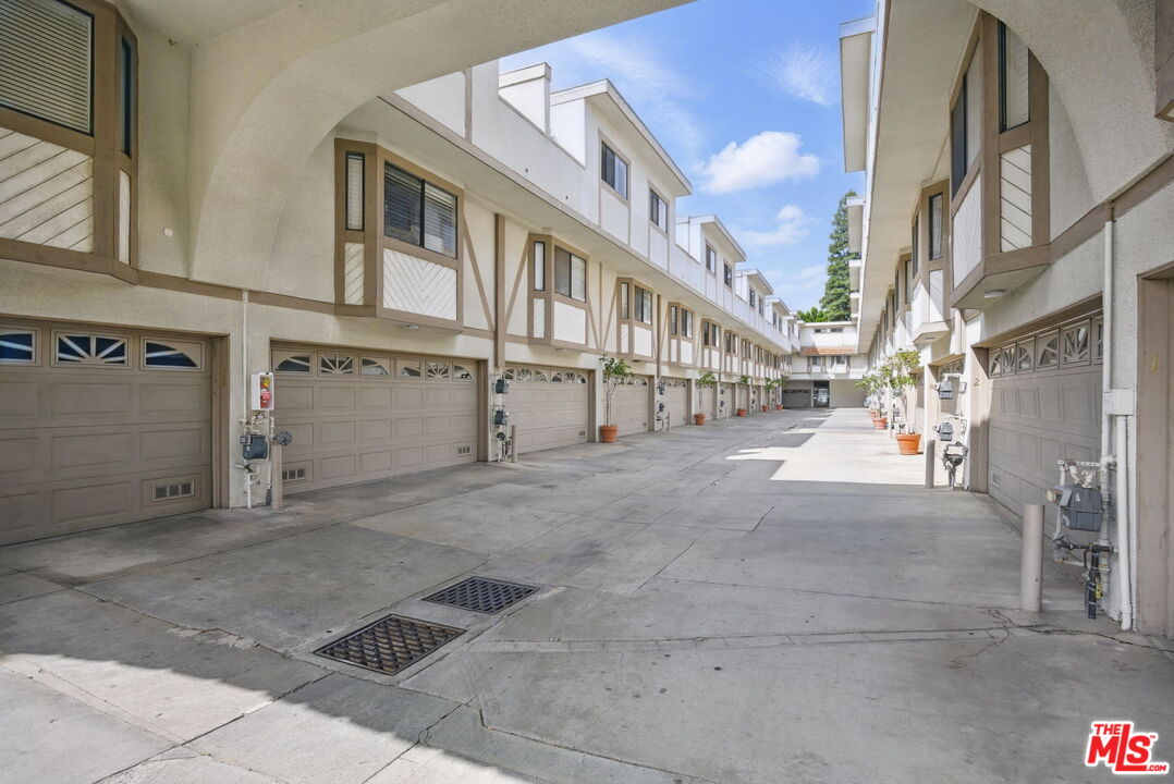 10229 Variel Ave Unit: 2