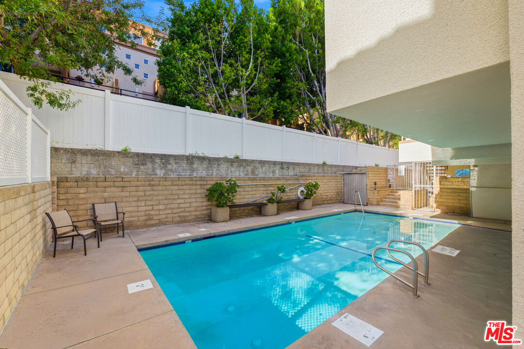 10229 Variel Ave Unit: 2