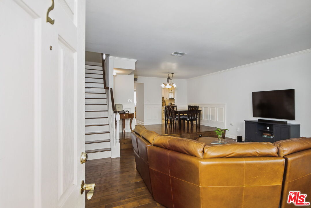 10229 Variel Ave Unit: 2