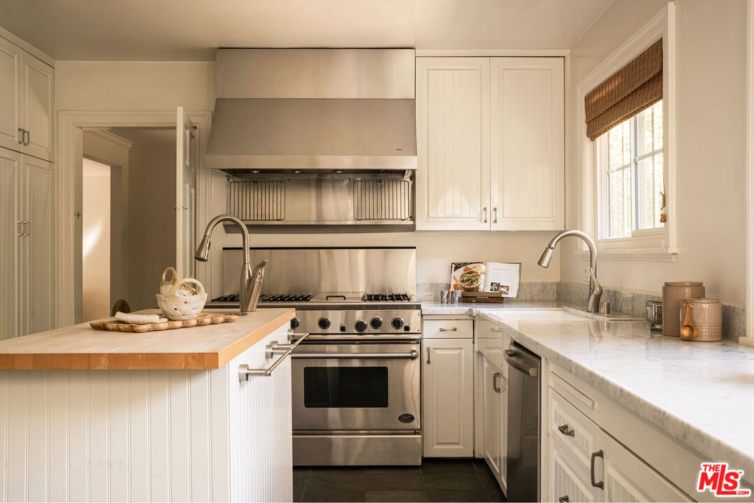 2533 Benedict Canyon Drive