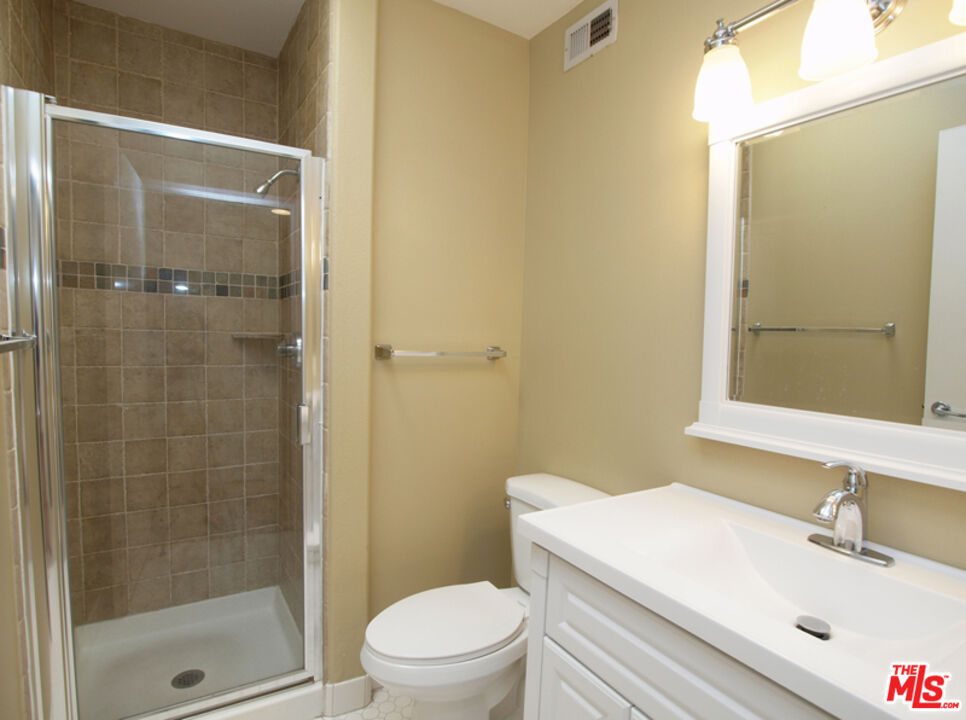 10627 Moorpark ST Unit: 4