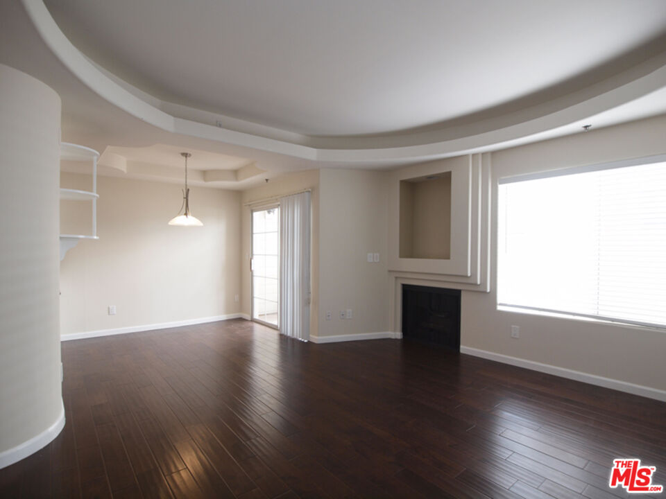 10627 Moorpark ST Unit: 4