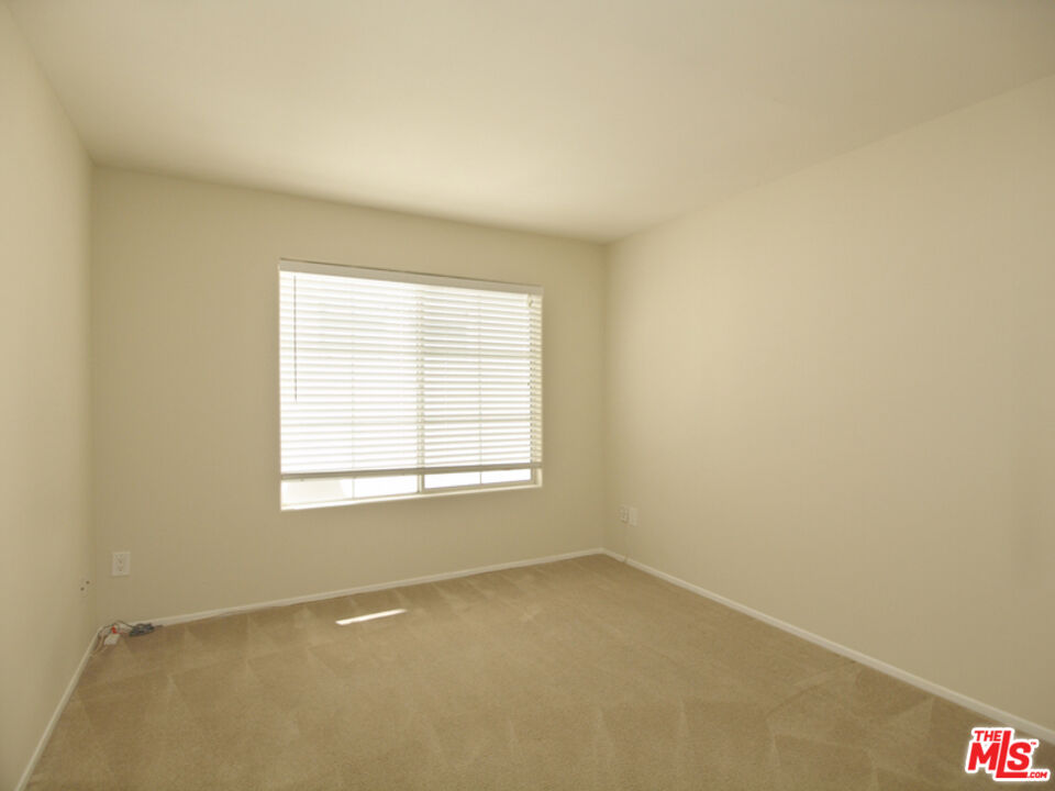 10627 Moorpark ST Unit: 4