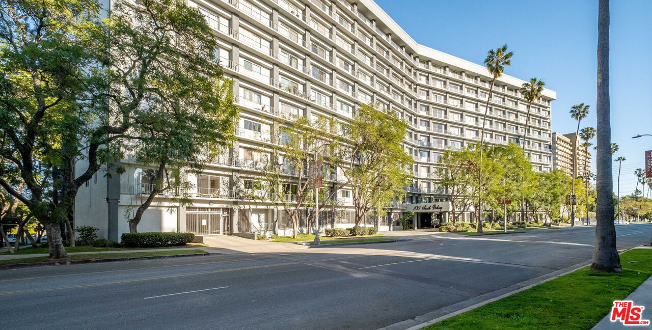 100 S Doheny Dr Unit: 209
