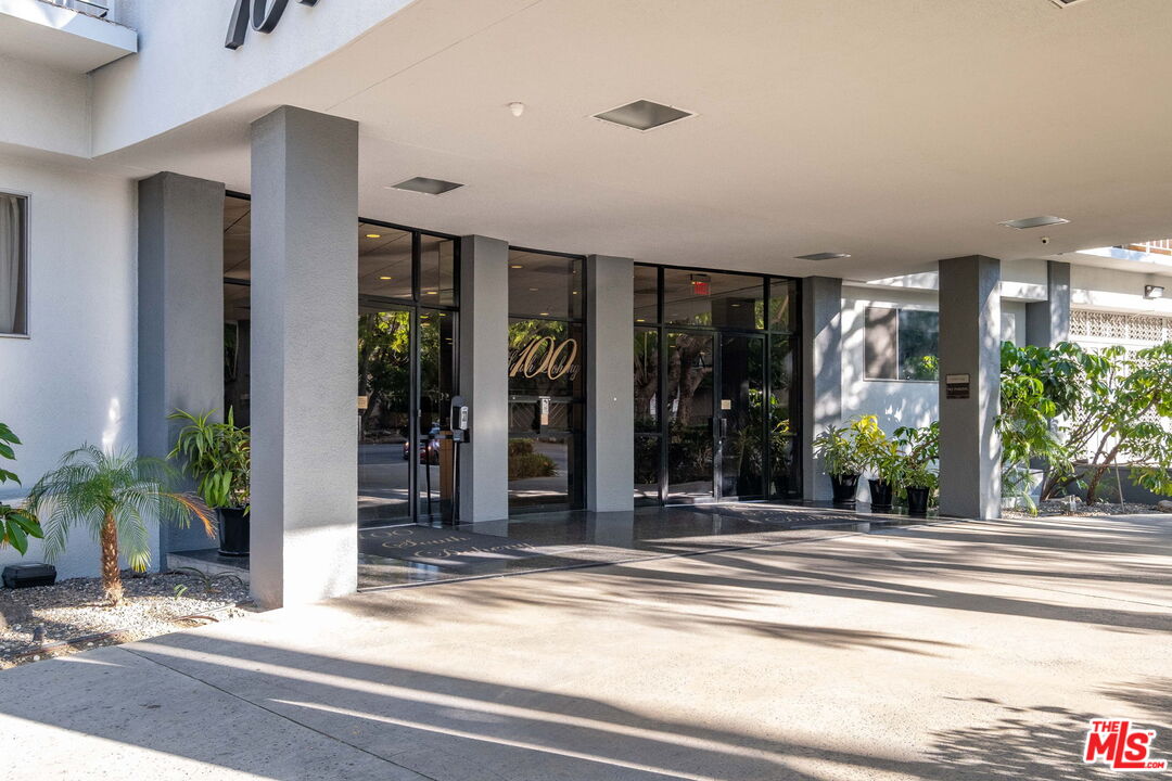 100 S Doheny Dr Unit: 209