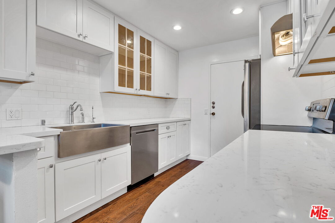 100 S Doheny Dr Unit: 209