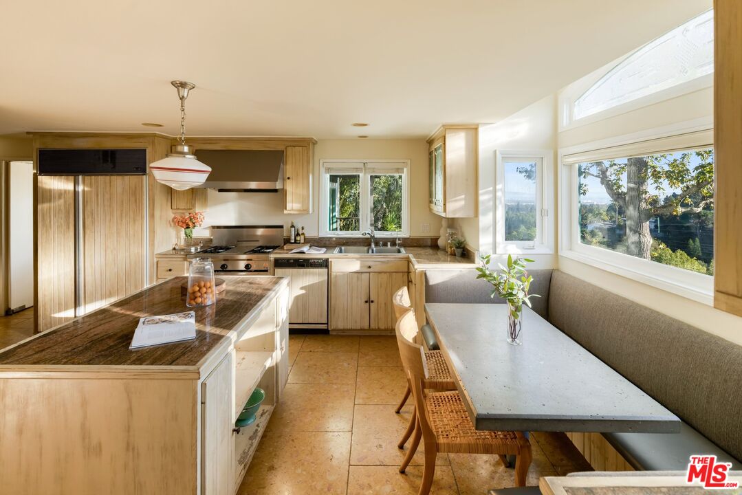 1030 N. Kenter Avenue