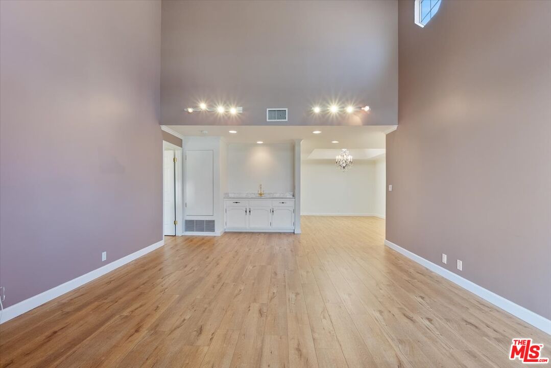 1433 Barry Ave Unit: 301