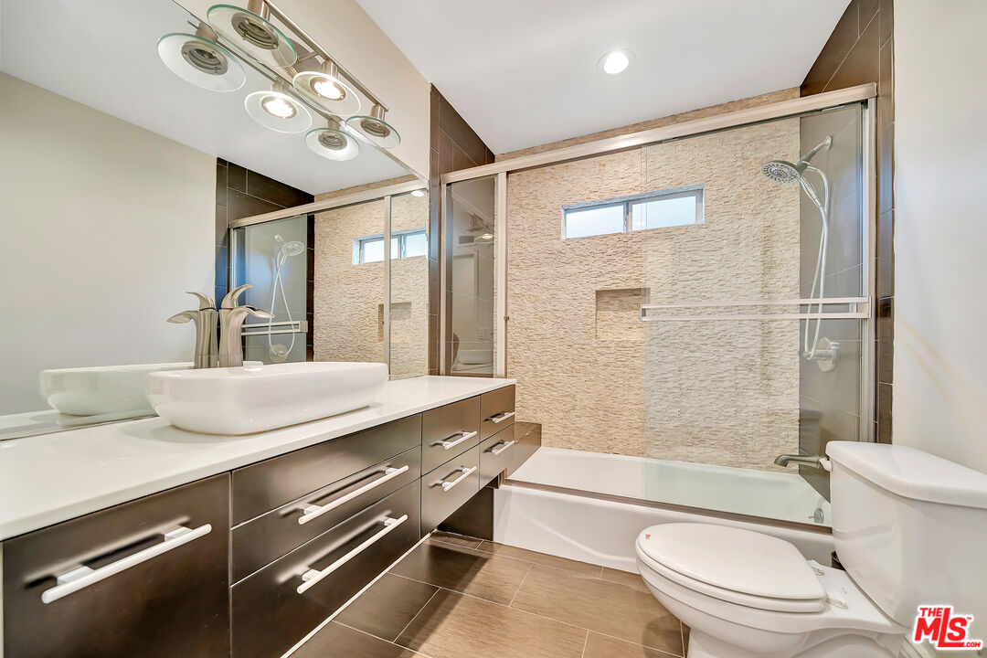 21817 Providencia St