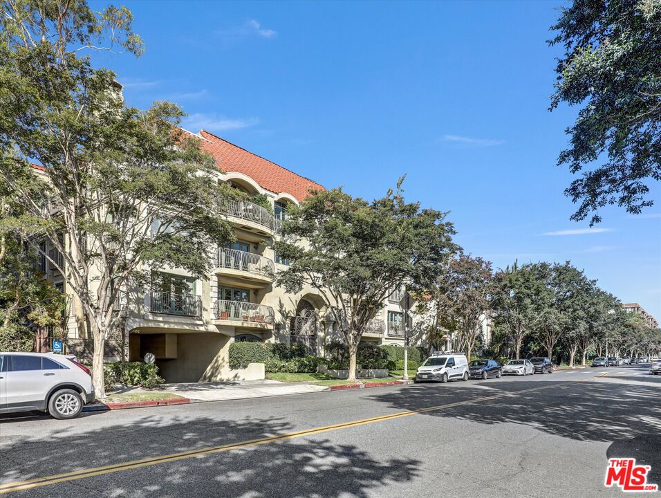 277 S Spalding Dr Unit: 102