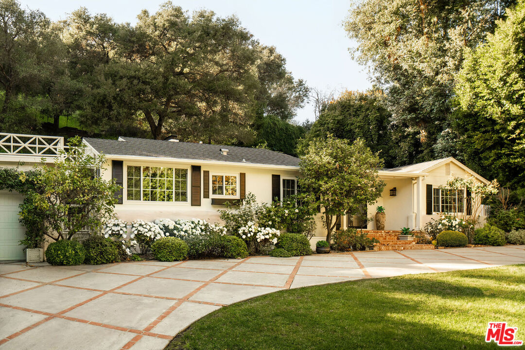 2533 Benedict Canyon Dr