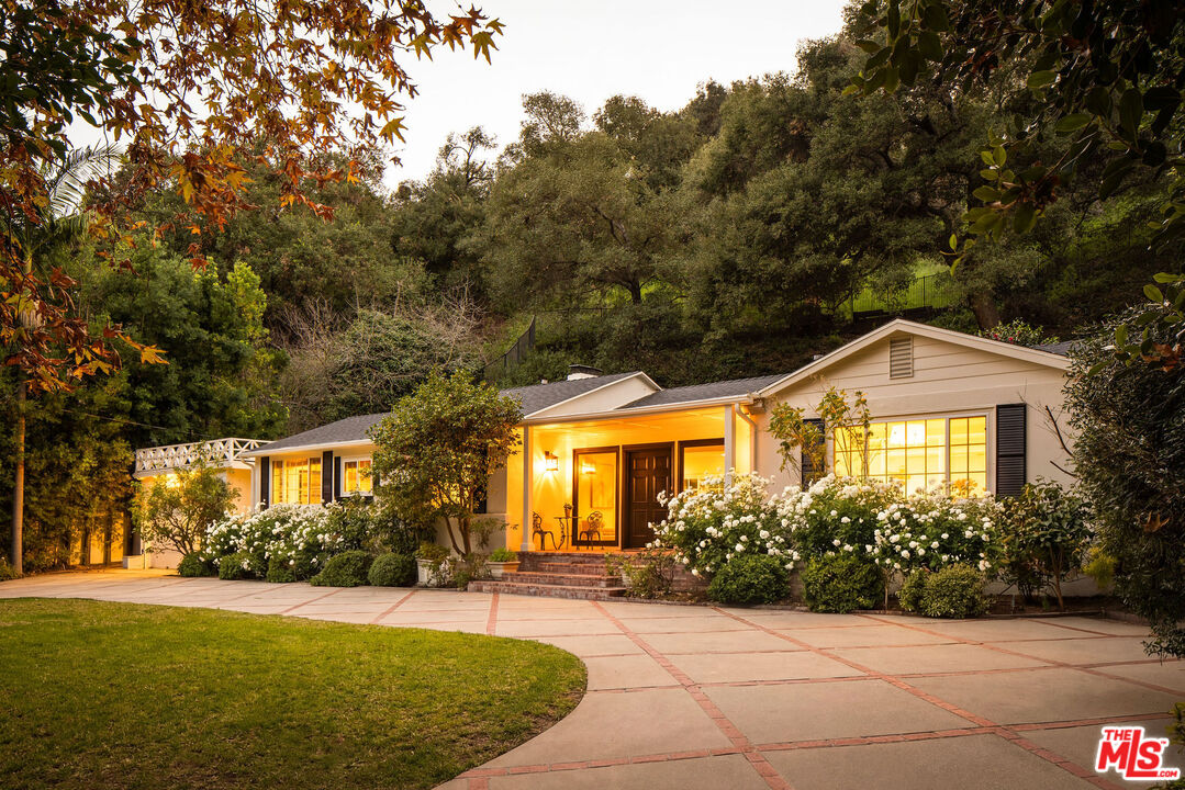 2533 Benedict Canyon Dr